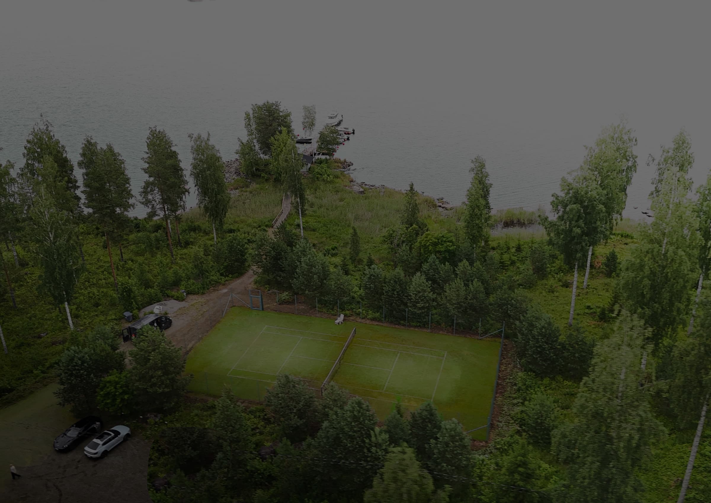 Tennisplatz aus der Luft, im Hintergrund der Haukivesi-See