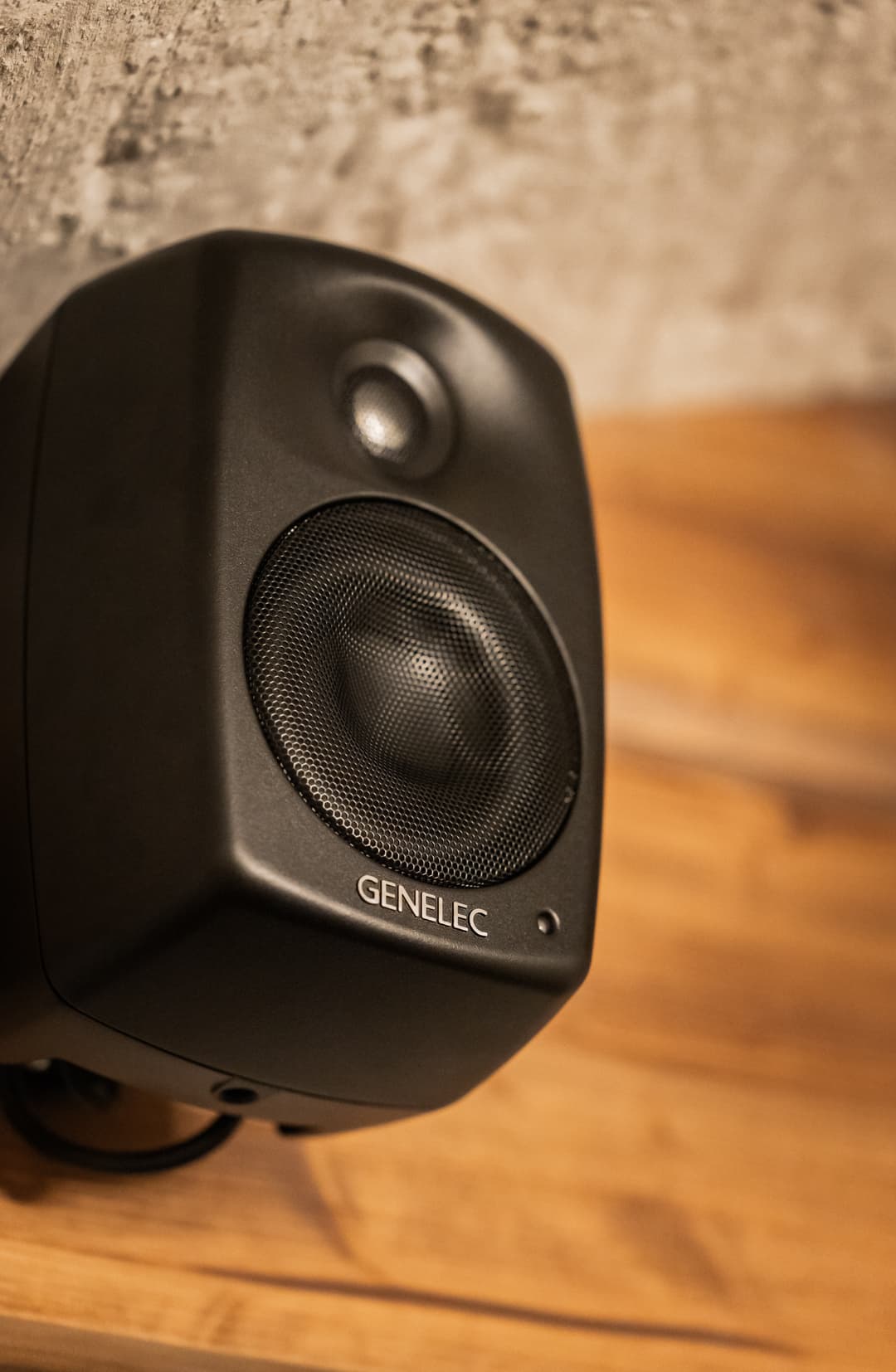 Genelec-kaiutin kellarin seinällä
